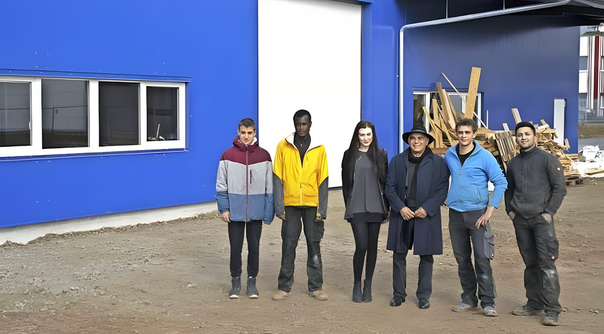 Das Team von Treffpunkt Auto vor der Werkstatthalle in Müllheim